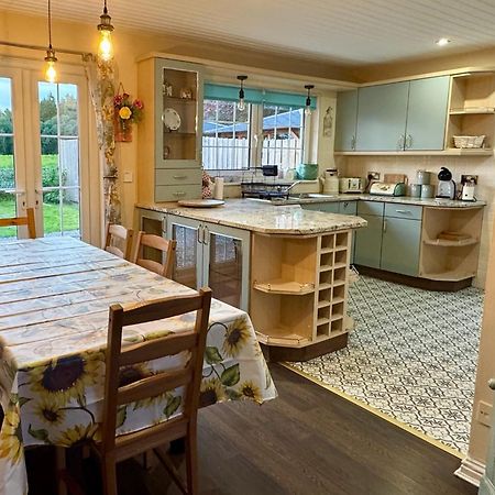 Finn Village "Mountain View Cottage" Private Garden, 9-Seater Hot Tub, Firepit & Pizza Stove Drymen Exterior foto