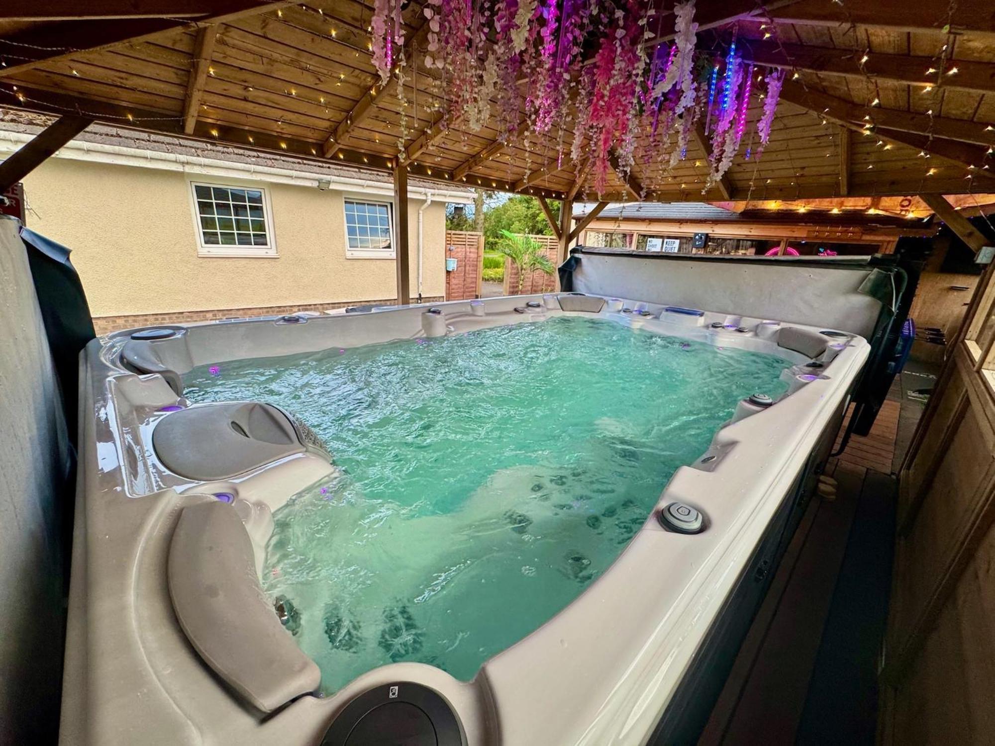 Finn Village "Mountain View Cottage" Private Garden, 9-Seater Hot Tub, Firepit & Pizza Stove Drymen Exterior foto