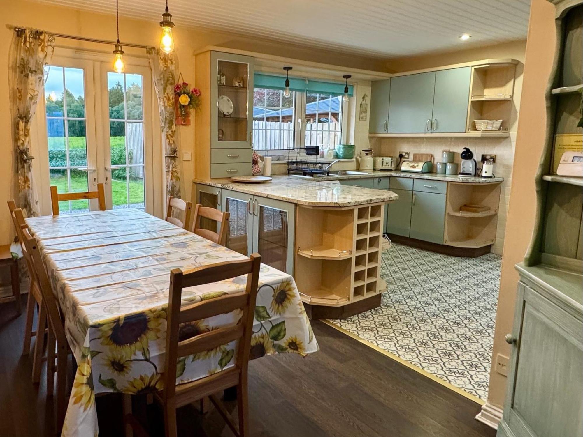 Finn Village "Mountain View Cottage" Private Garden, 9-Seater Hot Tub, Firepit & Pizza Stove Drymen Exterior foto
